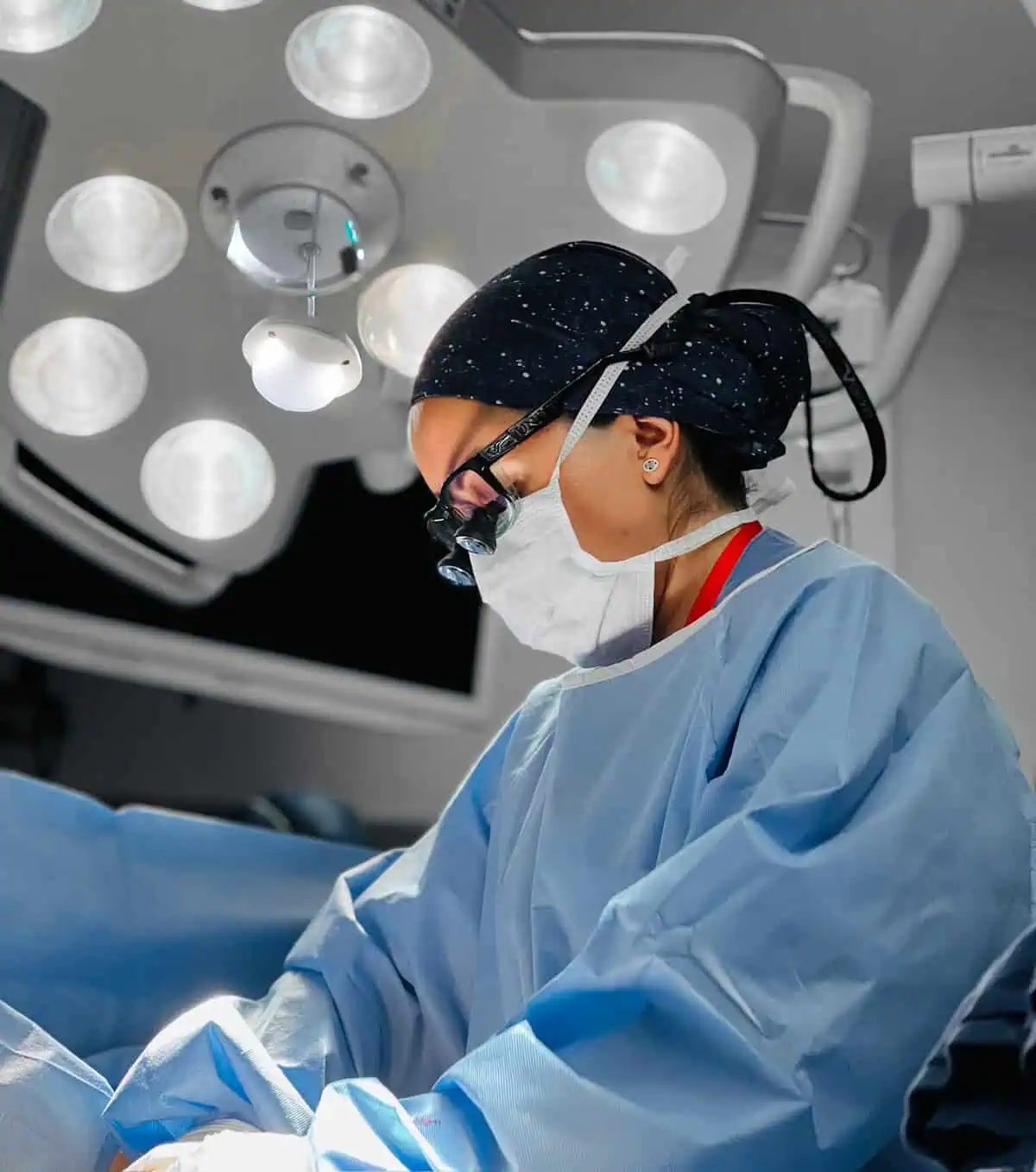Dra. Saraí Zavala en consulta médica